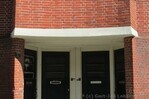 Voordeuren onder de trappenhuis-uitbouw.
              <br/>
              Gert-Jan Lobbes, 2015